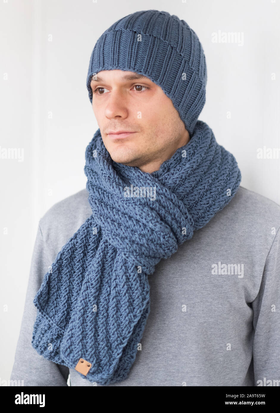 Cool mann im winter Mode. Das Tragen von Schal und Mütze stricken Stockfoto