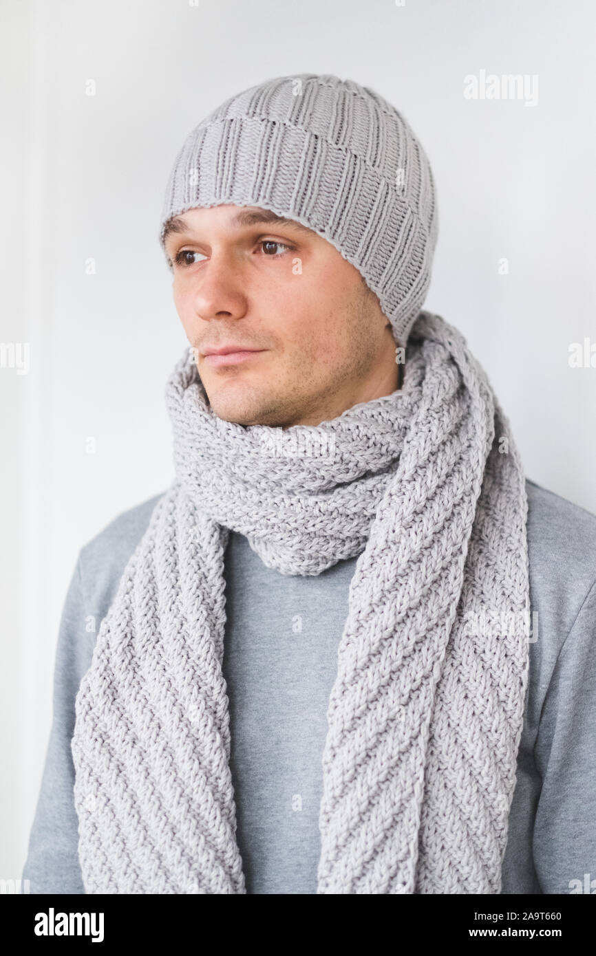 Cool mann im winter Mode. Das Tragen von Schal und Mütze stricken Stockfoto