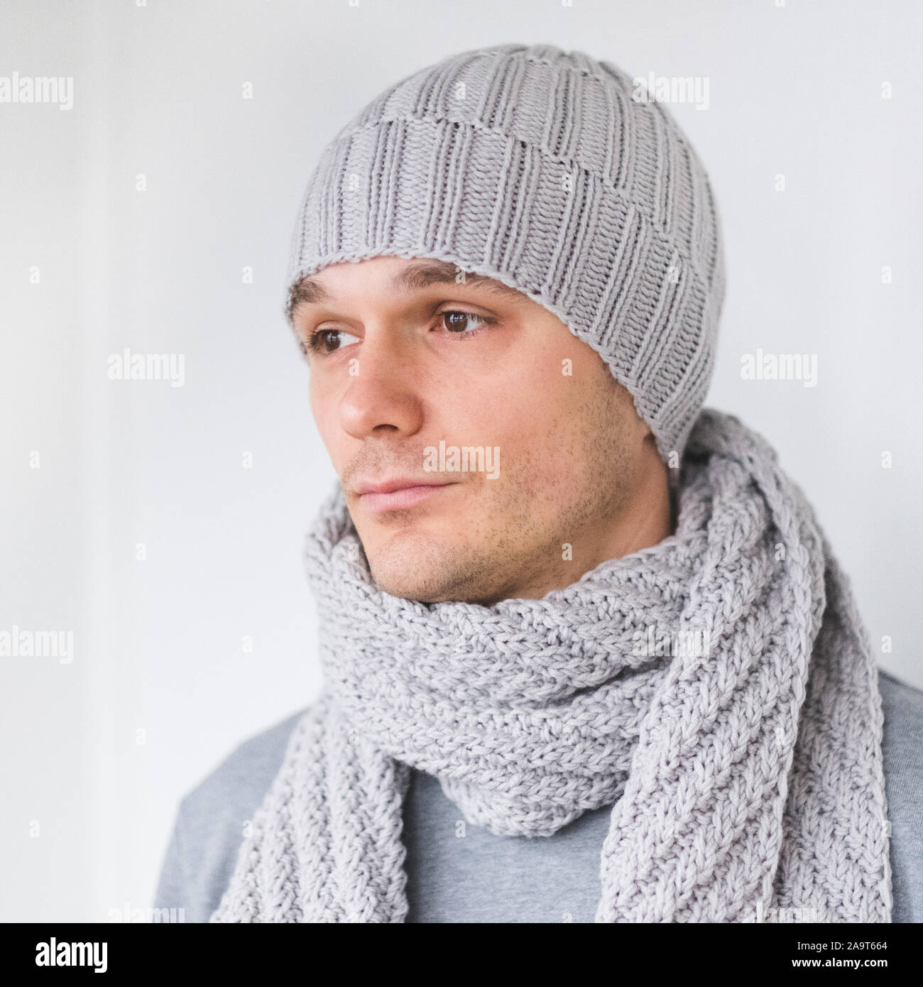 Cool mann im winter Mode. Das Tragen von Schal und Mütze stricken Stockfoto