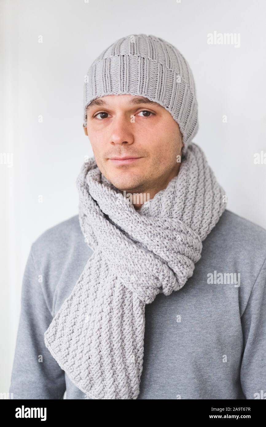Cool mann im winter Mode. Das Tragen von Schal und Mütze stricken Stockfoto