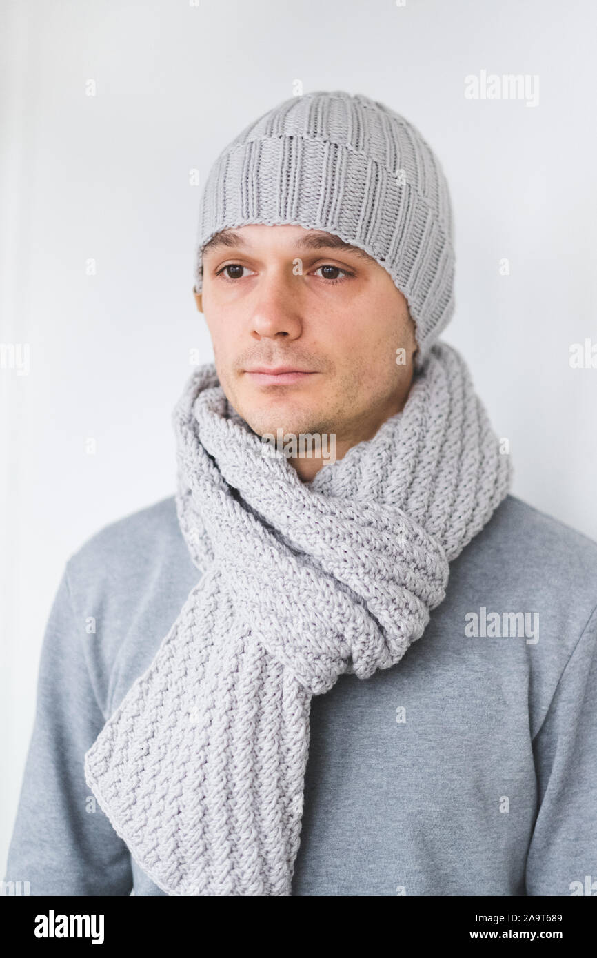 Cool mann im winter Mode. Das Tragen von Schal und Mütze stricken Stockfoto