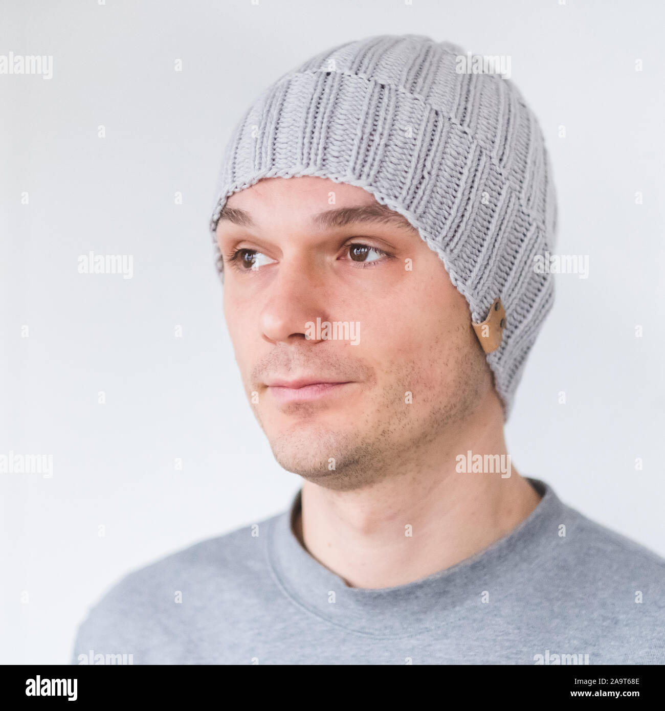 Cool mann im winter Mode. Das Tragen von Schal und Mütze stricken Stockfoto