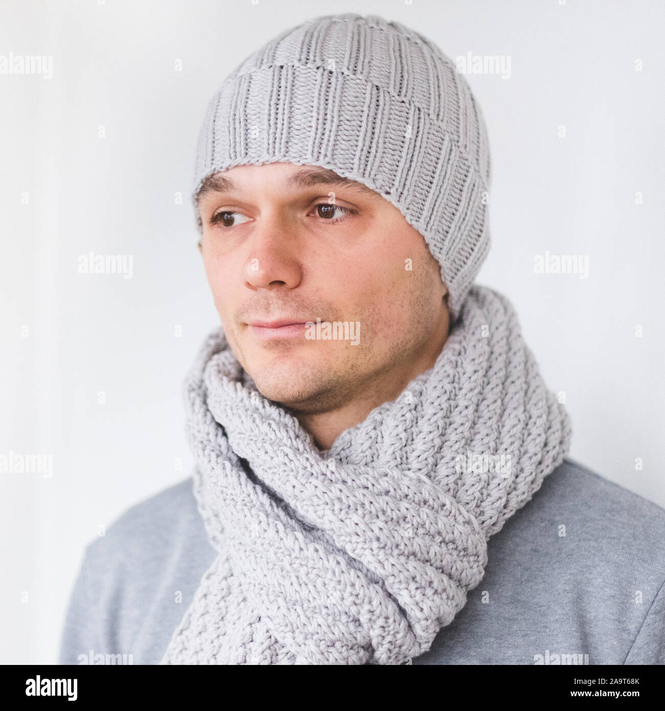 Cool mann im winter Mode. Das Tragen von Schal und Mütze stricken Stockfoto