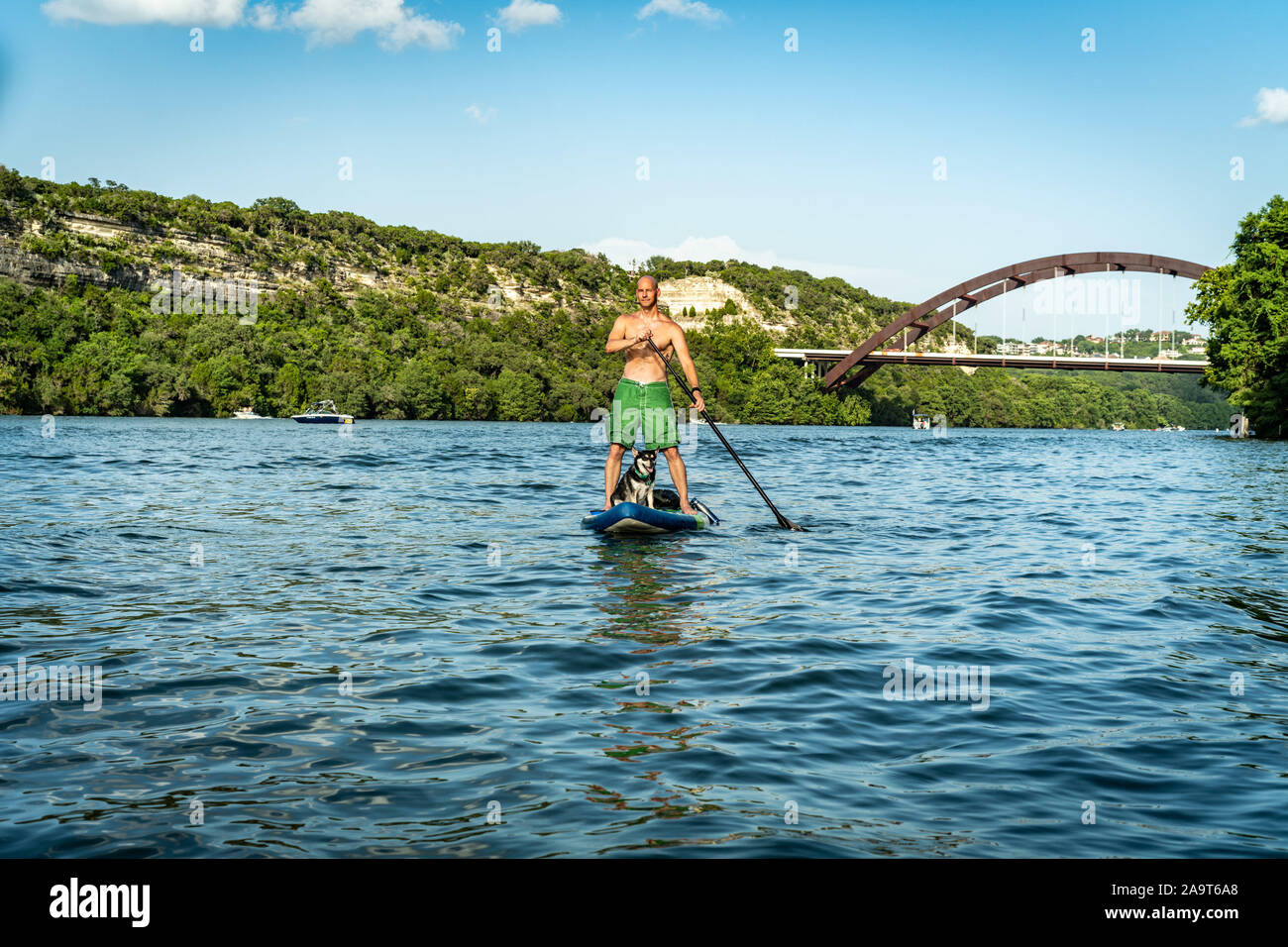 Austin, Texas, USA. 28. Juni, 2019. Up Paddleboarding am Lake Austin stehen. Ein Mann nimmt einen Stand up paddleboard am Lake Austin und reist von Pennybac Stockfoto