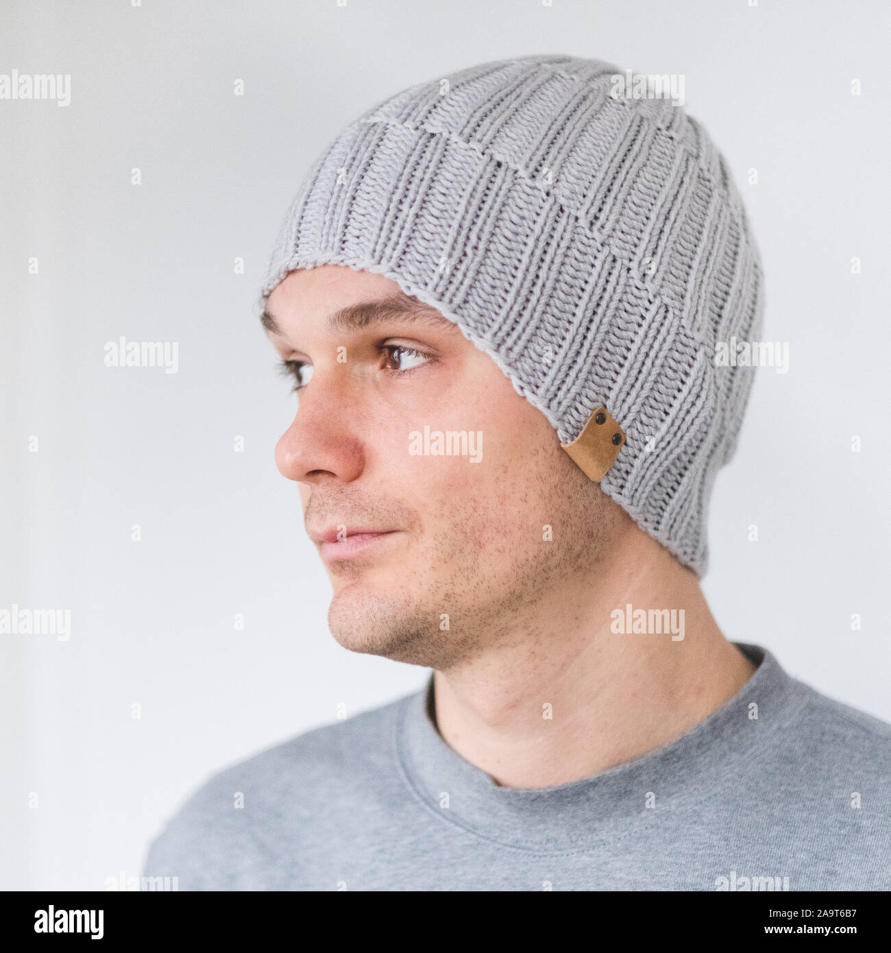 Cool mann im winter Mode. Das Tragen von Schal und Mütze stricken Stockfoto