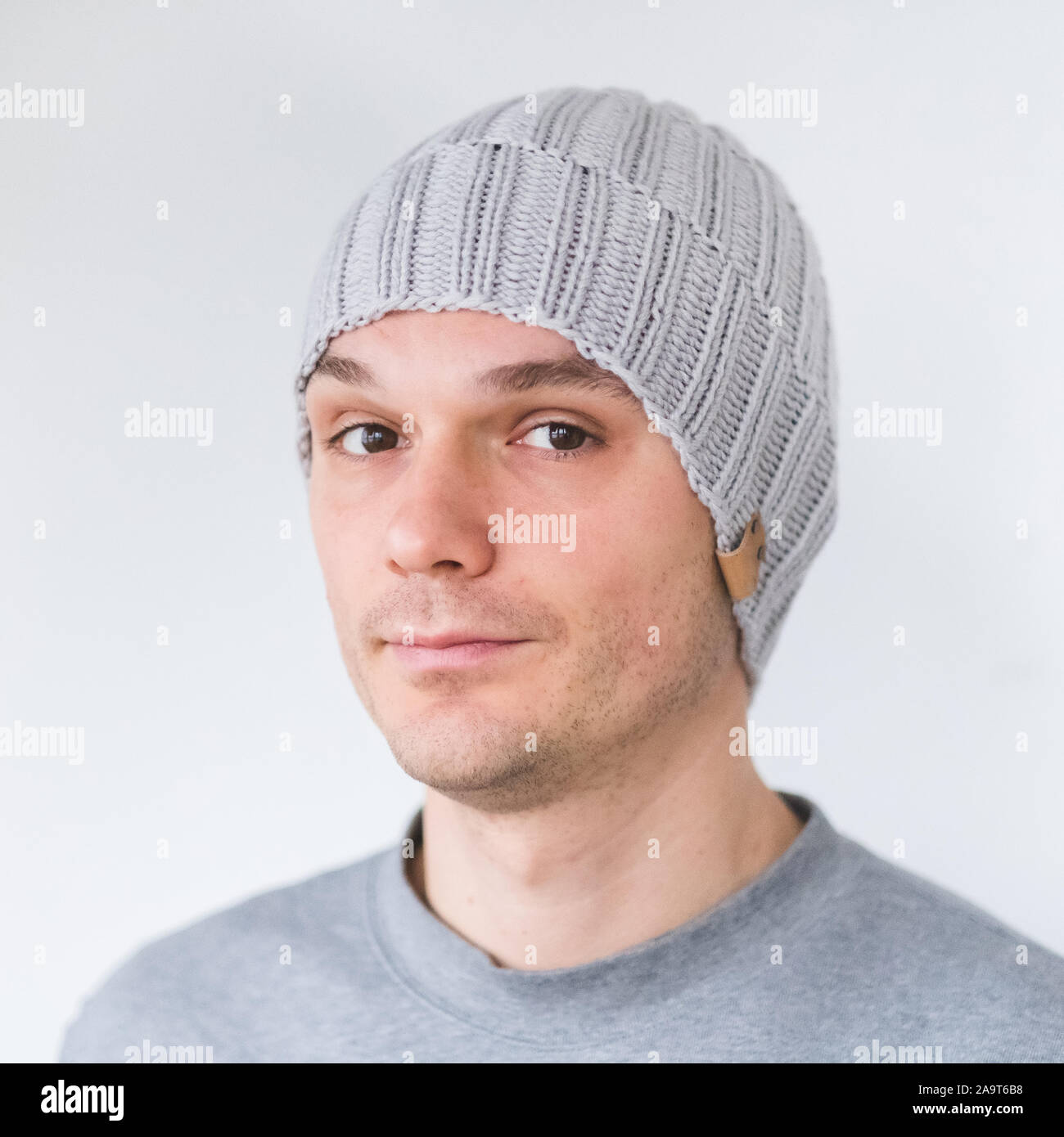 Cool mann im winter Mode. Das Tragen von Schal und Mütze stricken Stockfoto
