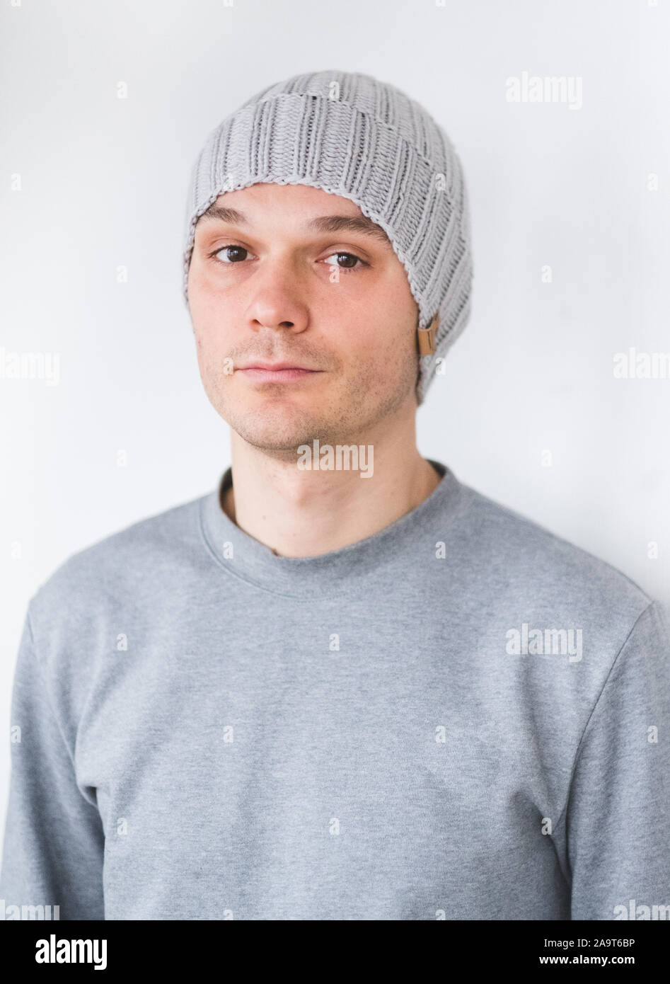 Cool mann im winter Mode. Das Tragen von Schal und Mütze stricken Stockfoto