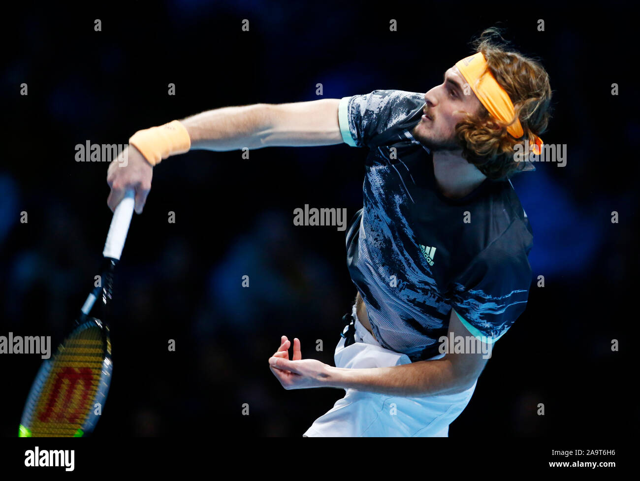 LONDON, VEREINIGTES KÖNIGREICH. NOVEMBER 17 Stefanos Tsitsipas (GRE) während in der Tätigkeit während Singles Championship Finale Dominic Thiem (AUT) gegen Stefanos Tsitsipas (GRE) International Tennis - Nitto ATP World Tour Finals Tag 8 - Dienstag, 17. November 2019 - O2 Arena - London Credit: Aktion Foto Sport/Alamy leben Nachrichten Stockfoto