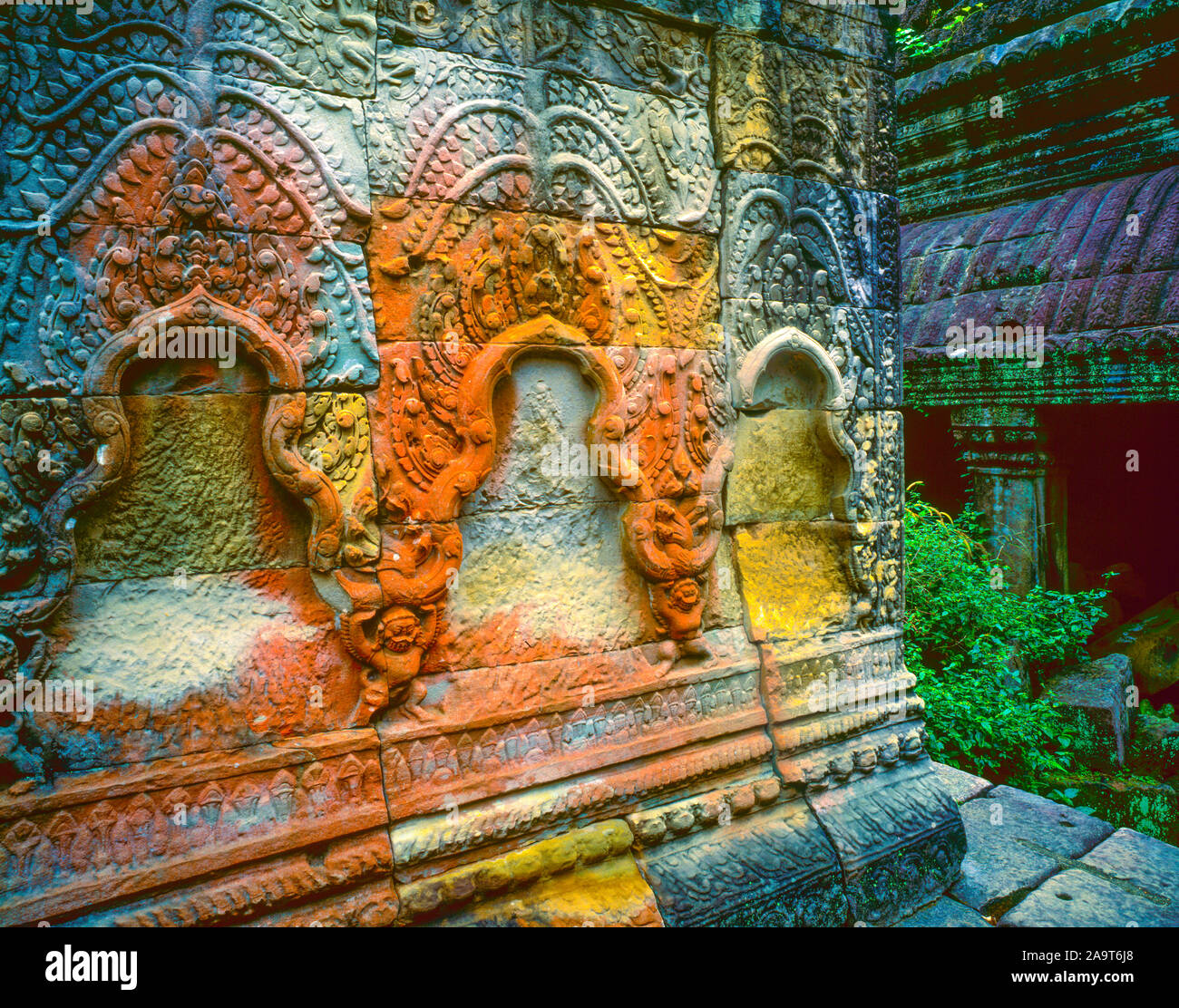 Details bunte Tempel in Angkor Warr Archäologischen Park, Kambodscha, in 1186 gebaut, im unrestaurierten Zustand belassen, Khymer Kultur Ruinen in Südostasien j Stockfoto