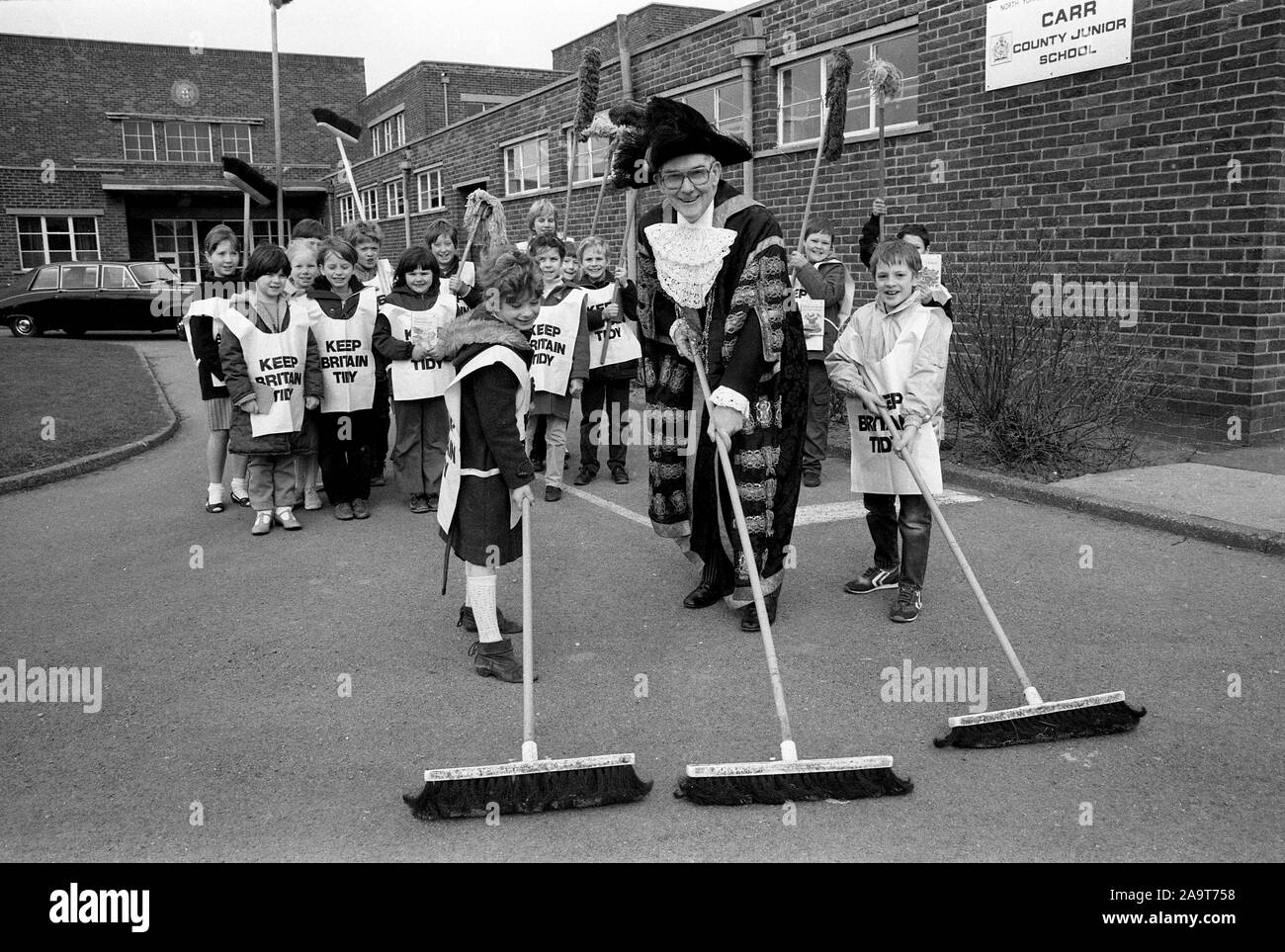 Schule Kinder und der Bürgermeister von New York "Großbritannien ordentlich'-Kampagne in North Yorkshire 1985 Halten Stockfoto