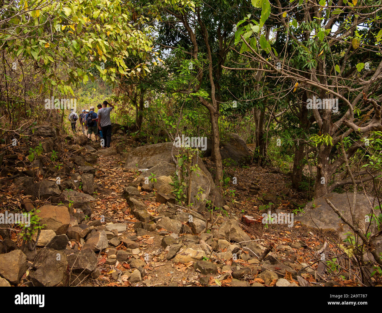 Zu Fuß durch die verlassenen Thak Dorf, berühmt durch Jim Corbett im Buch menschenfresser von Kumaon, Kumaon Hügel, Uttarakhand, Indien Stockfoto