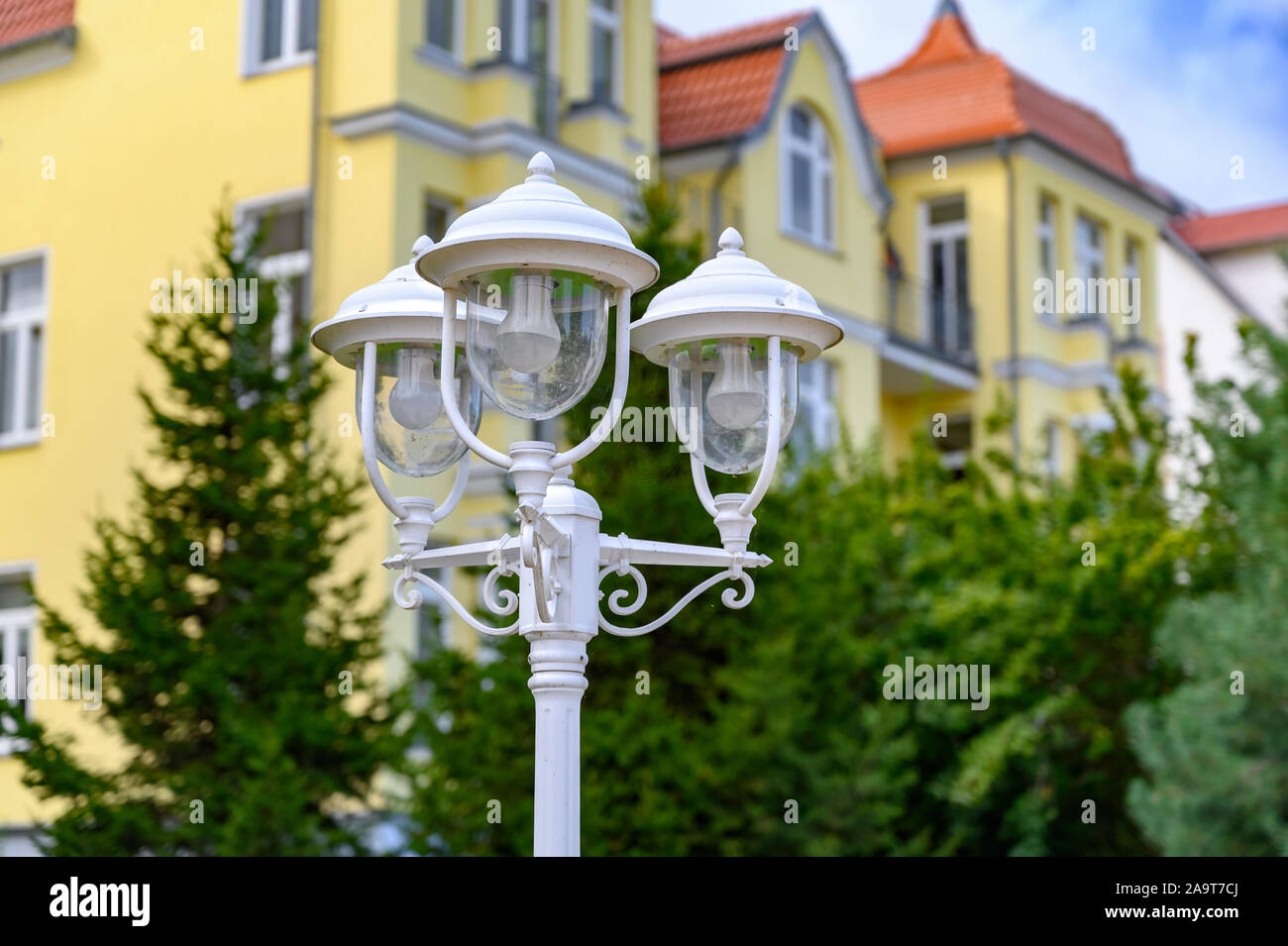 Eine dreiarmige Laterne vor einem Haus in Bansin auf der Insel Usedom, Deutschland. Stockfoto