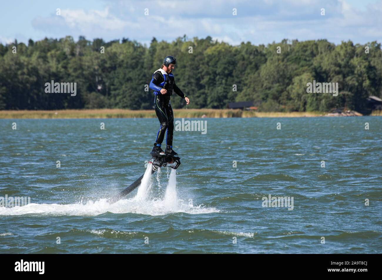 Mann auf Hydrojet hoverboard am Hietaniemi Strand in Helsinki, Finnland Stockfoto