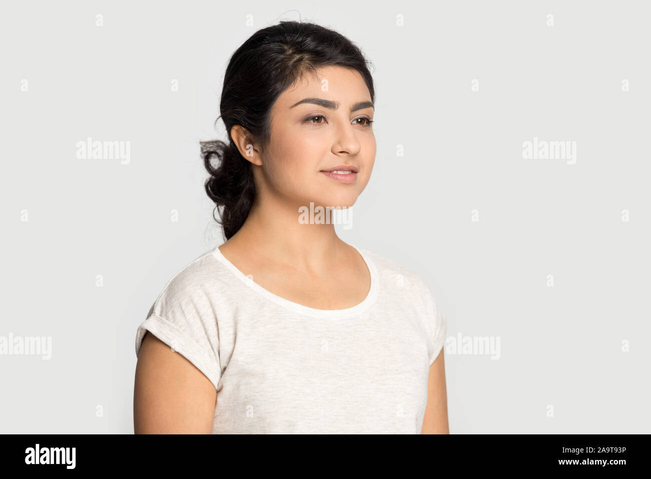 Portrait schönen Indischen junge Frau mit perfekte Haut Stockfoto
