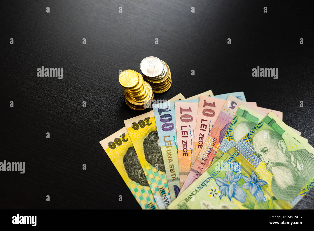 Geschäftskonzept, rumänische Währung auf Schwarz. LEI Banknoten und Münzen Stockfoto