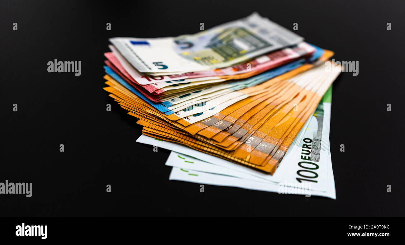 Geld auf den Tisch, EURO auf Schwarz. Business Konzept Stockfoto