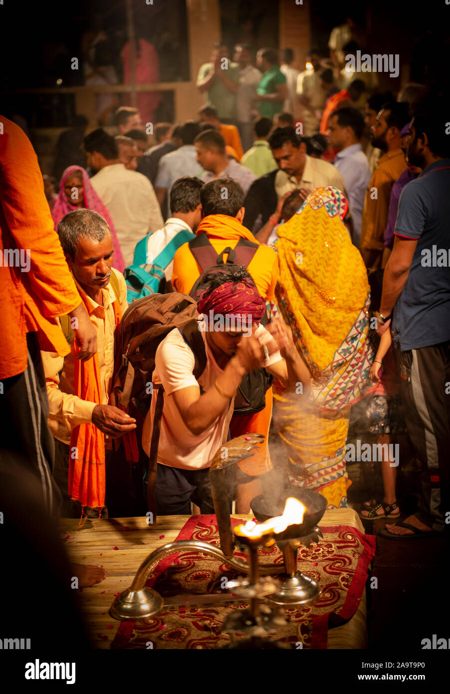 Mann während der Ganga Aarti Festival beten Stockfoto