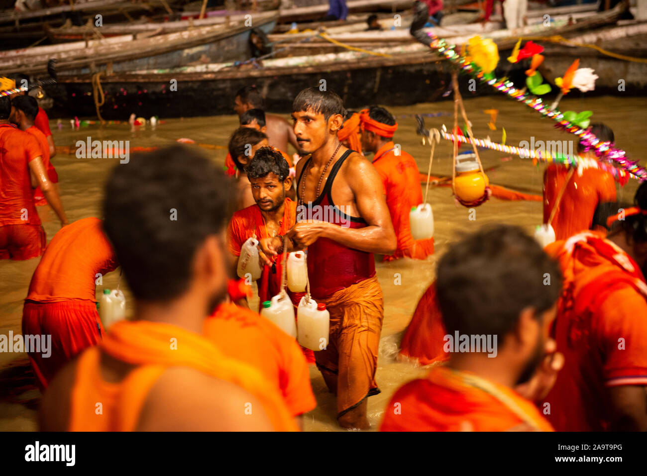 Die Anhänger der Göttin Shiva baden in den heiligen Fluss Ganges Stockfoto
