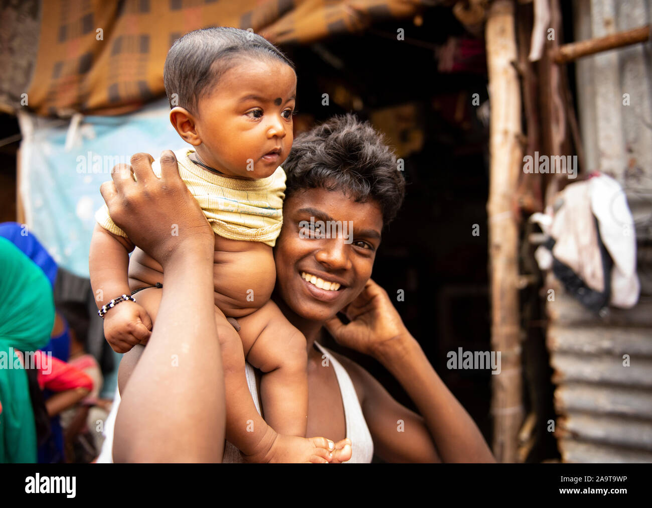 Mann mit seinem Sohn in die Arme an der Deponie Stockfoto