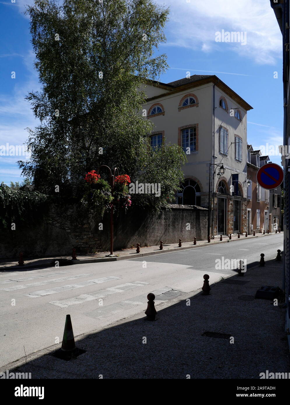 AJAXNETPHOTO. 2019. Nein, Frankreich. - Französische BARETT - das Musée du BERET durch die OBILET BLANCQ - HERSTELLER DER BERÜHMTEN BASKISCHEN ODER BEARN, BARETT, IN DER KLEINEN STADT NEIN in den Ausläufern der Pyrenäen, Südfrankreich. Foto: Jonathan Eastland/AJAX REF: GX8 191010 20853 Stockfoto