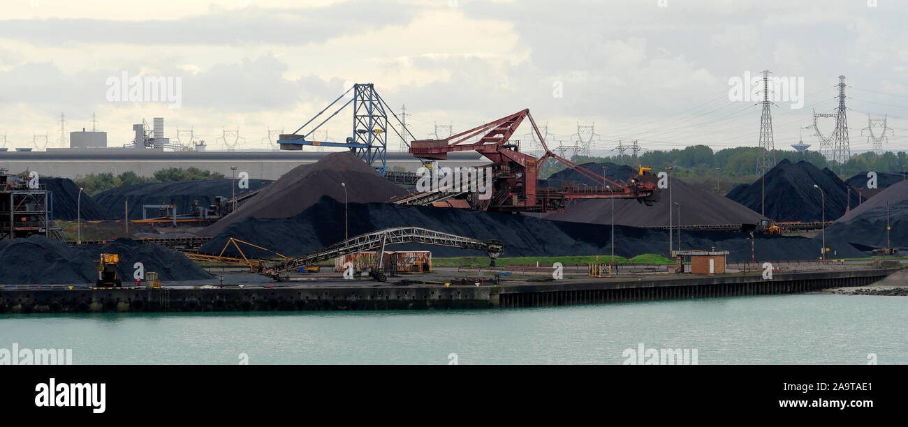 AJAXNETPHOTO. 2019. DUNKERQUE, Frankreich. - Kohle DUMP-BERGE VON KOHLE AM MEER - BULK SEA INVEST ANLAGE AUF DER WESTLICHEN SEITE DES DOCKS. Foto: Jonathan Eastland/AJAX REF: GX8 191510 20922 Stockfoto