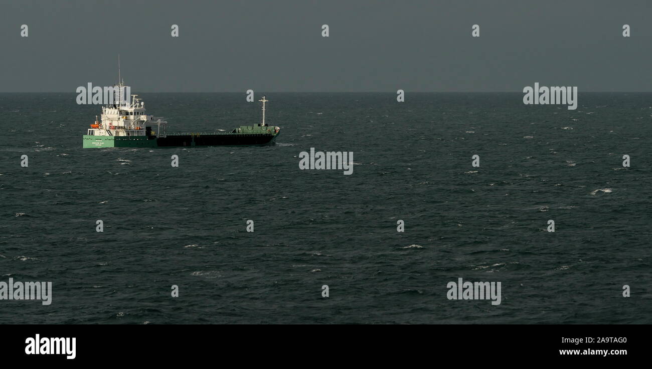 AJAXNETPHOTO. 15 Okt, 2019. Am Meer, im Englischen Kanal. - Einstellung von SUN HIGHLIGHTS KÜSTEN TRADER ARKLOW CLIFF (2999 GT) langsam voran nach Osten. Foto: Jonathan Eastland/AJAX REF: GX8 191510 20934 Stockfoto