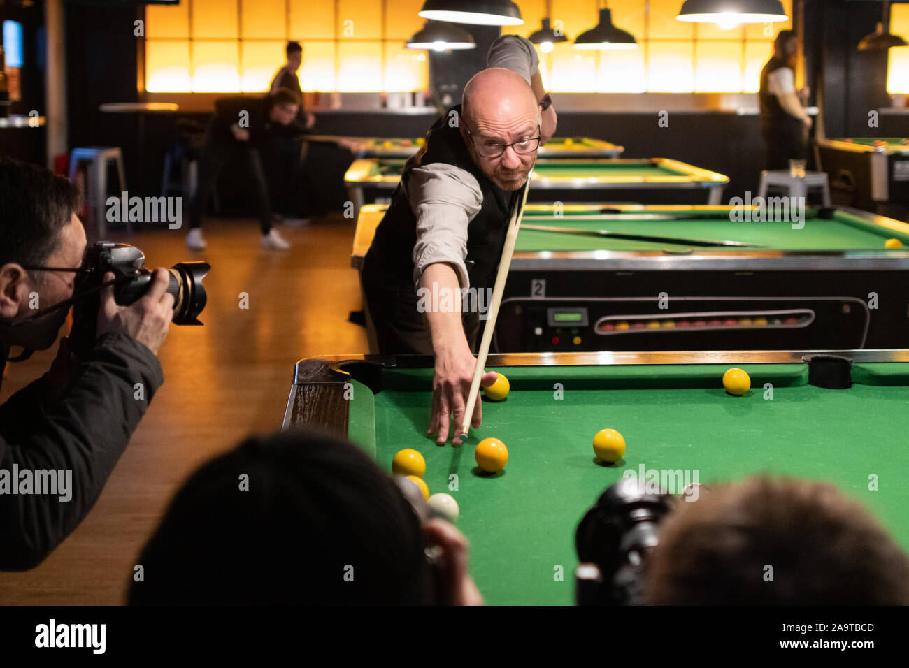 Studentenwerk der Universität Strathclyde, Glasgow, Schottland, Großbritannien. 15 Nov, 2019. Scottish Green Party co leader Patrick Harvie MSP spielt pool Studenten an der Universität Strathclyde. Vor der Sitzung Patrick sagte: "Junge Menschen stimmen ignoriert werden in dieser Wahl, die unverzeihlich ist' Stockfoto