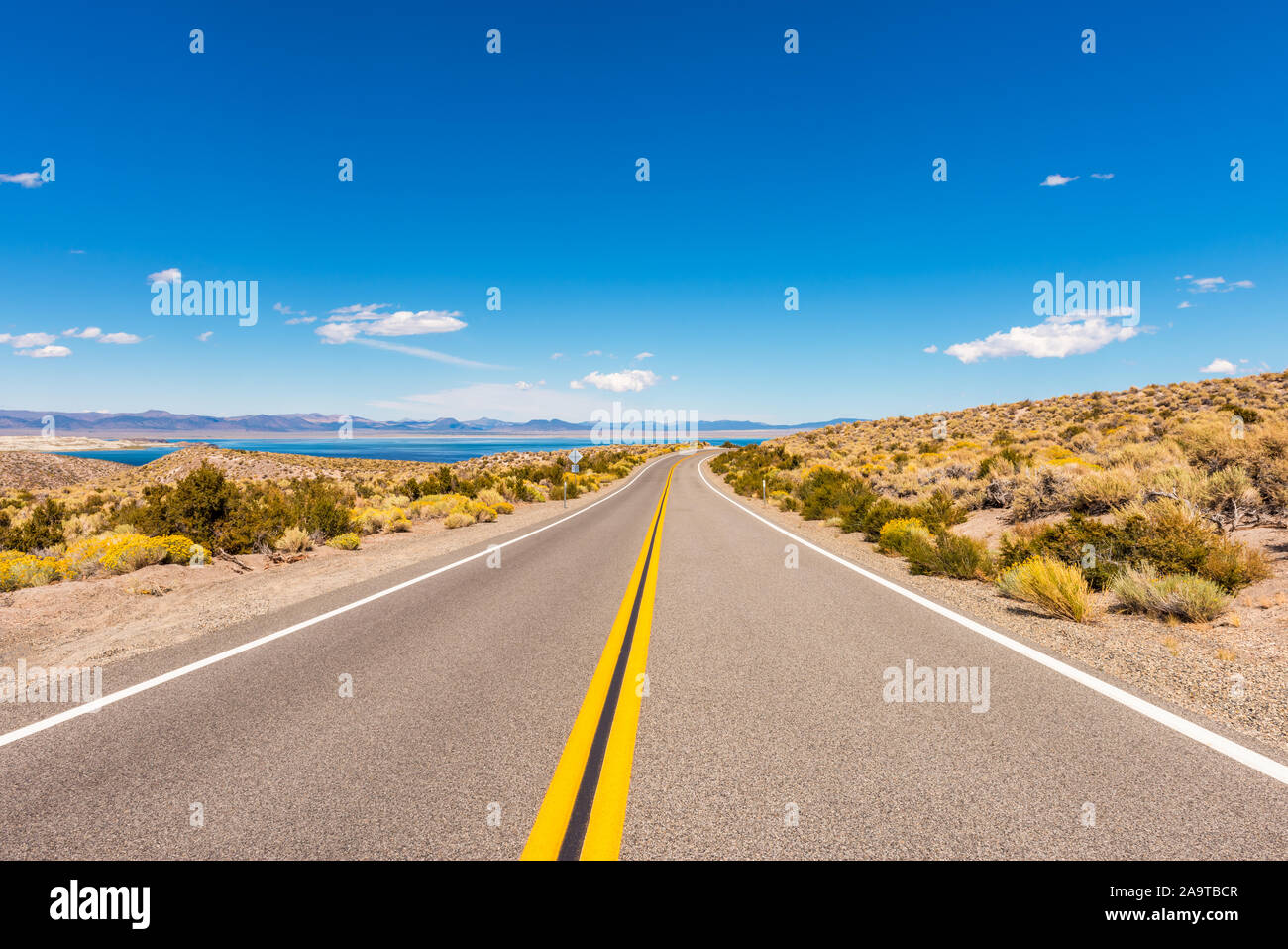 Straße in Richtung Mono Lake Kalifornien USA Stockfoto