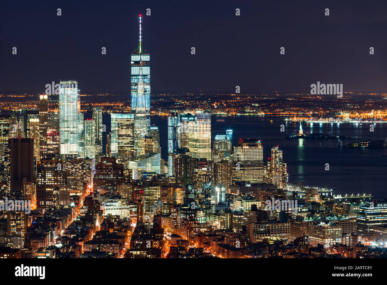Antenne Nacht Blick auf den Financial District von New York City. Blick auf das World Trade Center Wolkenkratzer und den New Yorker Hafen. Lower Manhattan, NY, USA Stockfoto