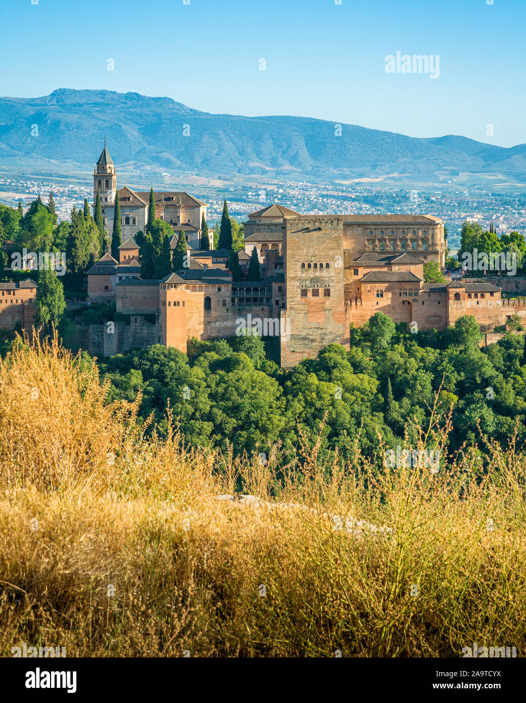 Panoramische Sicht auf die Alhambra in Granada. Andalusien, Spanien. Stockfoto