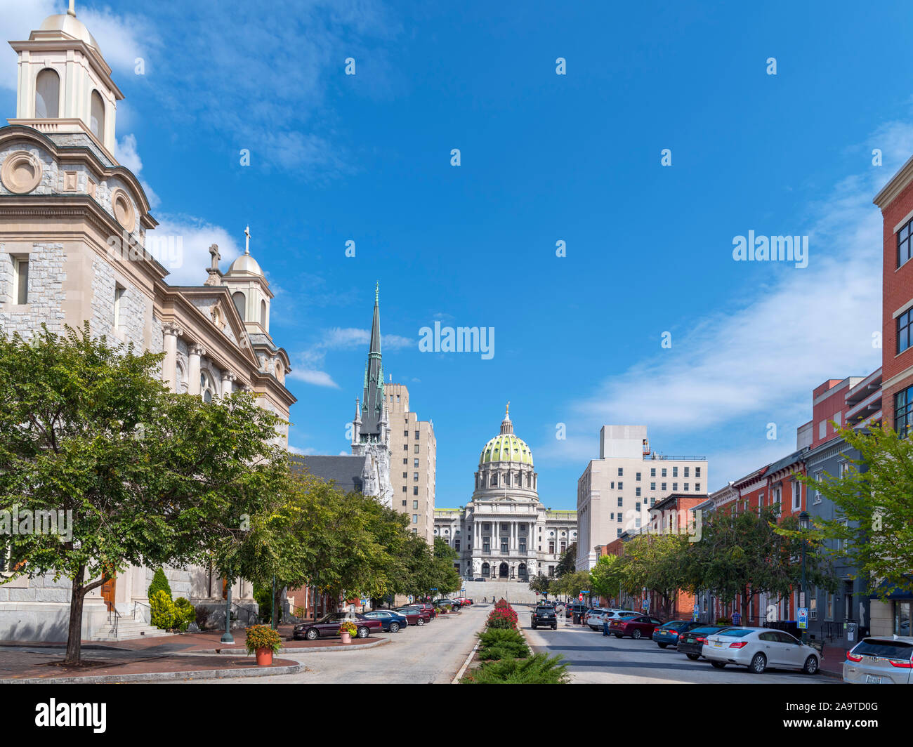 State Street in der Innenstadt in Richtung der Pennsylvania State Capitol, die mit der Kathedrale von Saint Patrick auf der linken Seite, Harrisburg, Pennsylvania, USA Stockfoto