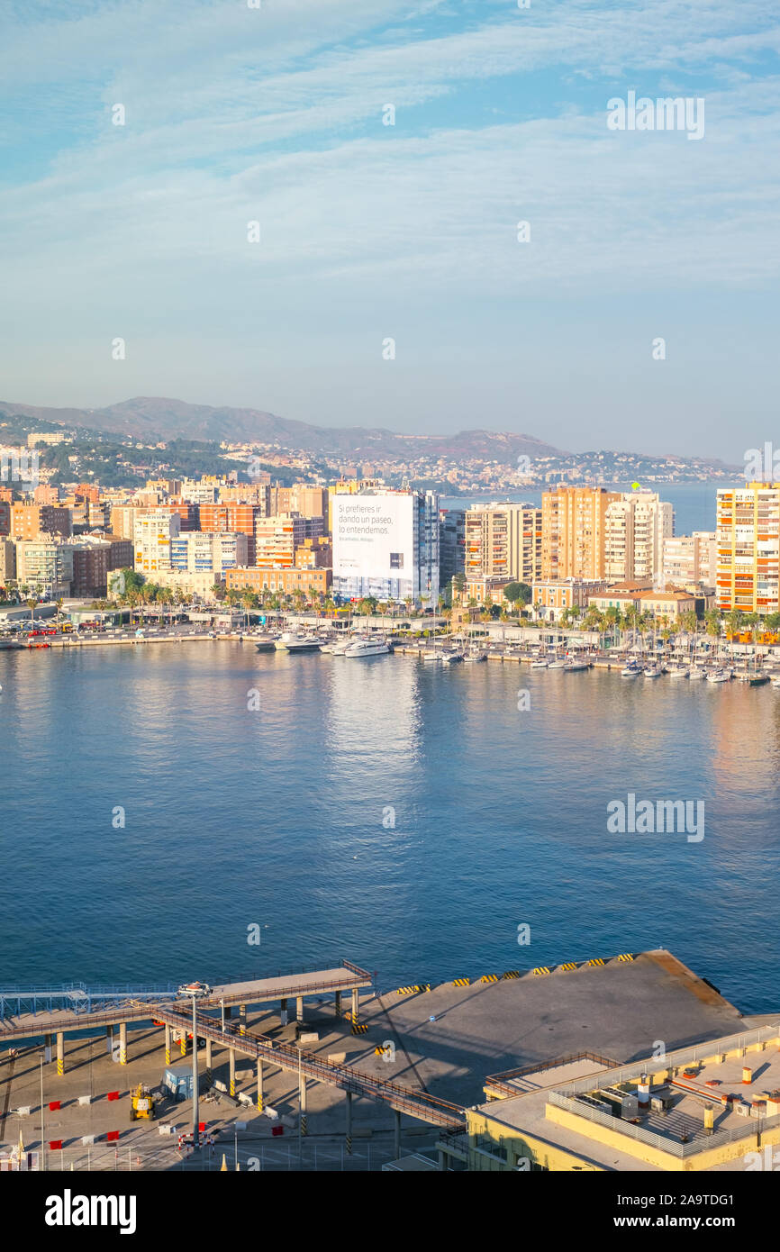 Malaga, Spanien - 29. Juni 2018. Panoramablick auf die Stadt Malaga, die Kathedrale der Menschwerdung, palastartigen Festung Alcazaba, Marriott Hotel, Wasser Stockfoto