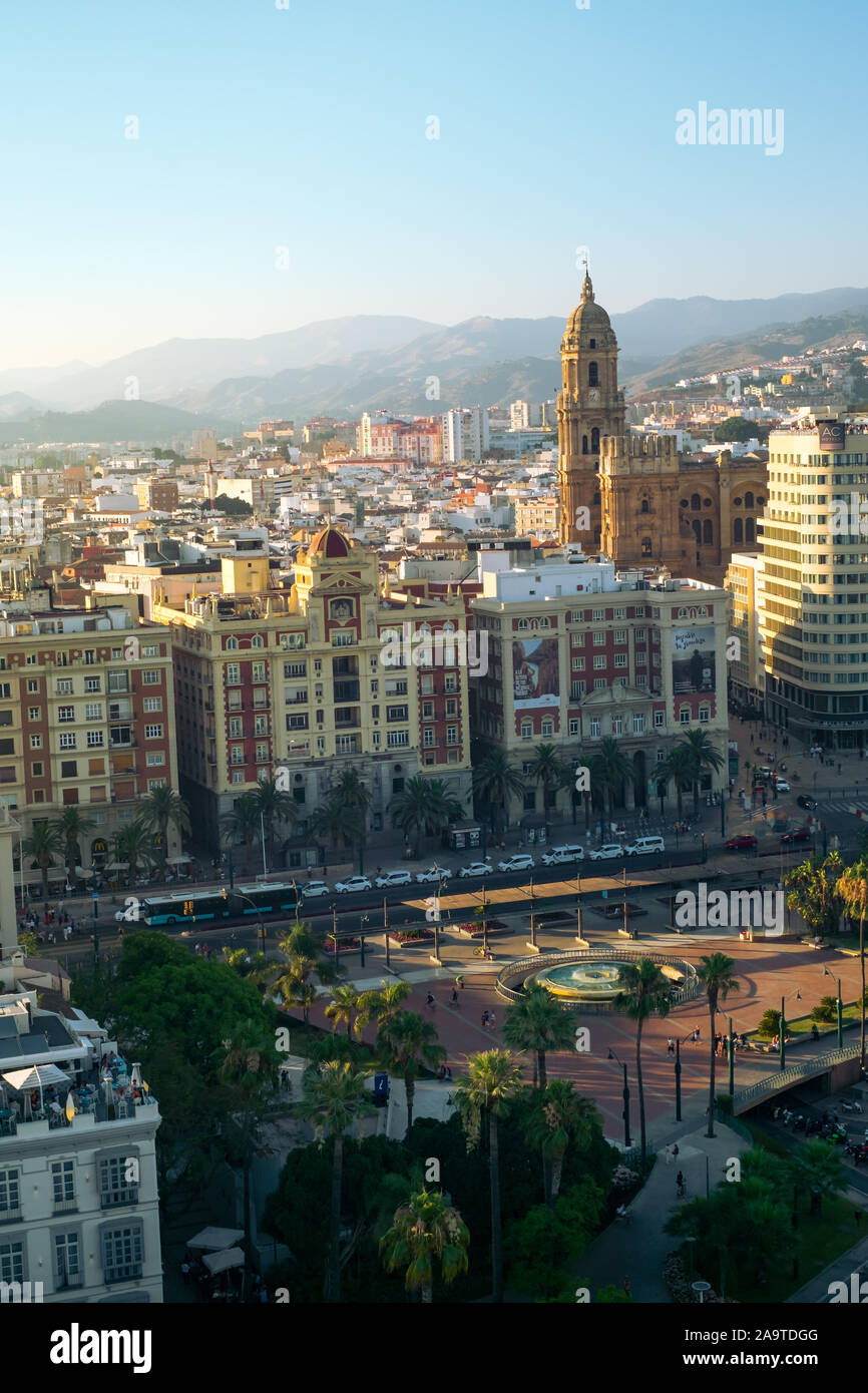 Malaga, Spanien - 29. Juni 2018. Panoramablick auf die Stadt Malaga, die Kathedrale der Menschwerdung und Marriott Hotel, Costa del Sol, Provinz Malaga, und Stockfoto