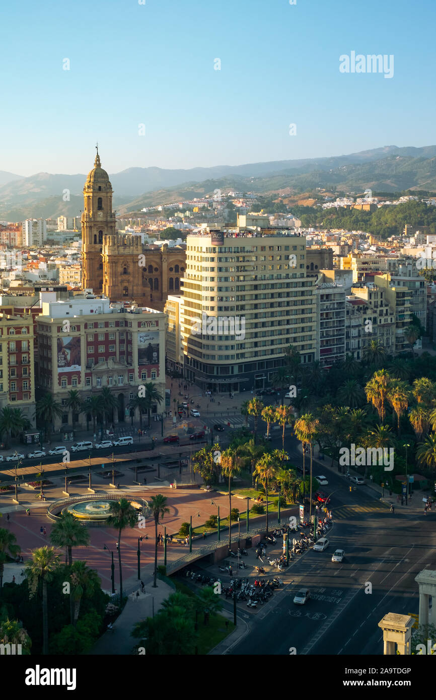 Malaga, Spanien - 29. Juni 2018. Panoramablick auf die Stadt Malaga, die Kathedrale der Menschwerdung und Marriott Hotel, Costa del Sol, Provinz Malaga, und Stockfoto