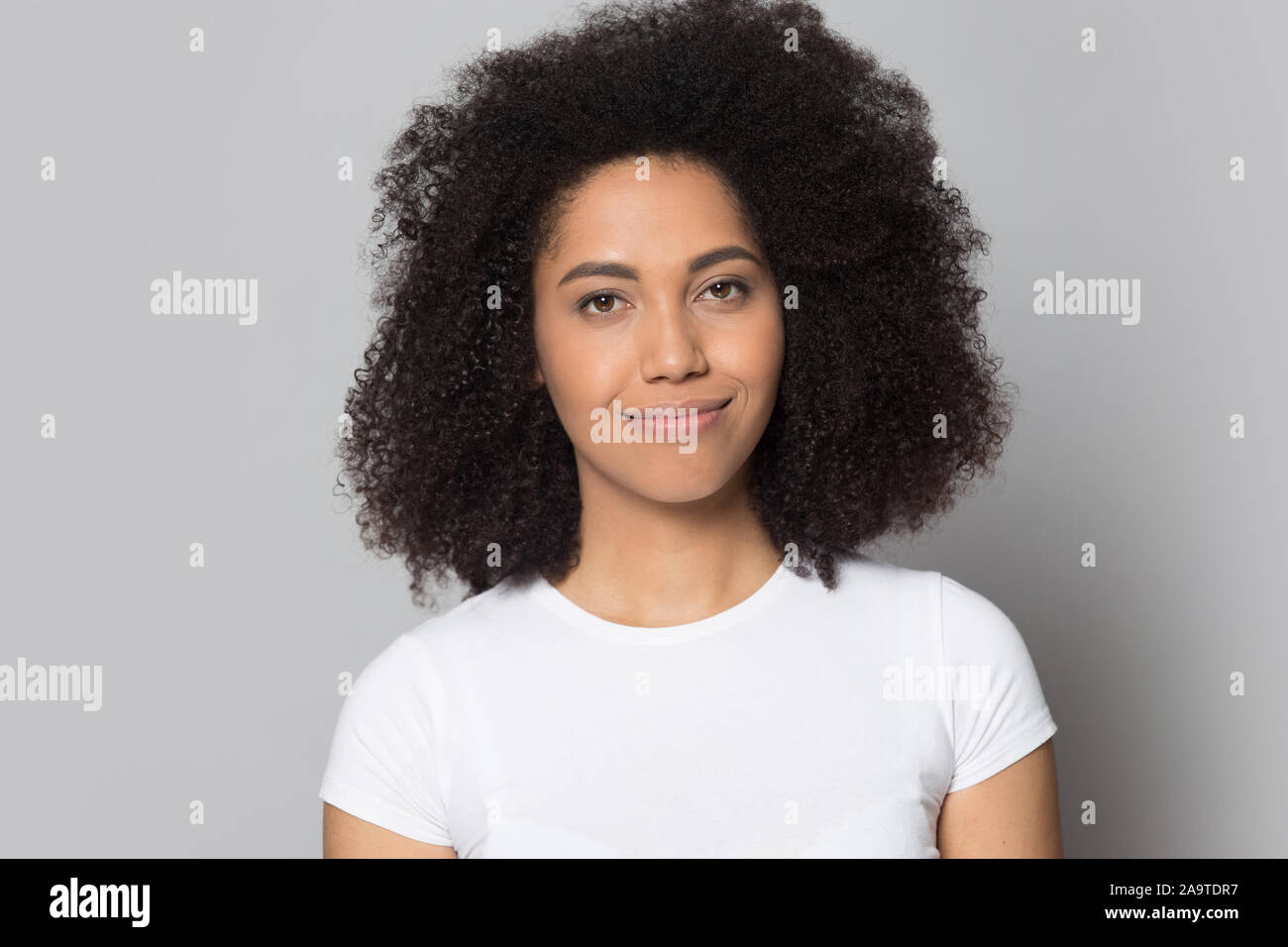 Kopf geschossen Portrait schöne Afrikanische amerikanische Mädchen an der Kamera auf der Suche Stockfoto
