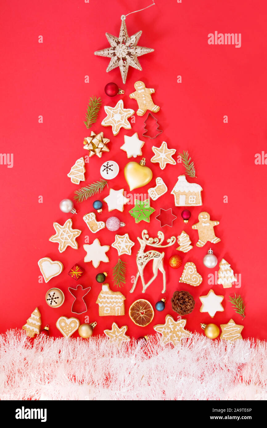 Weihnachtsbaum aus Lebkuchen cookies und Ornamente Stockfoto