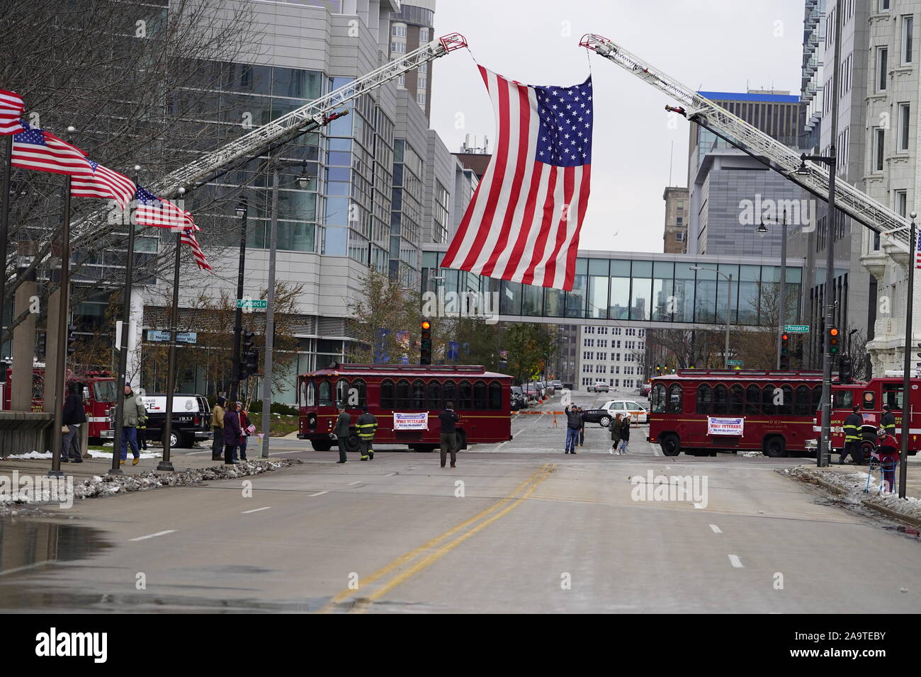 Viele Veteranen alle über Wisconsin, Veterans Day Parade kommen - Ehre unsere Militärische Zeremonie Service bei Milwaukee County War Memorial. Stockfoto