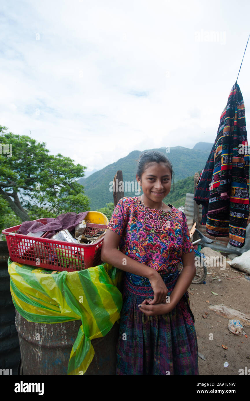 Ein maya indigenou Mädchen in San Jorge La Laguna, Solola, Guatemala. Stockfoto