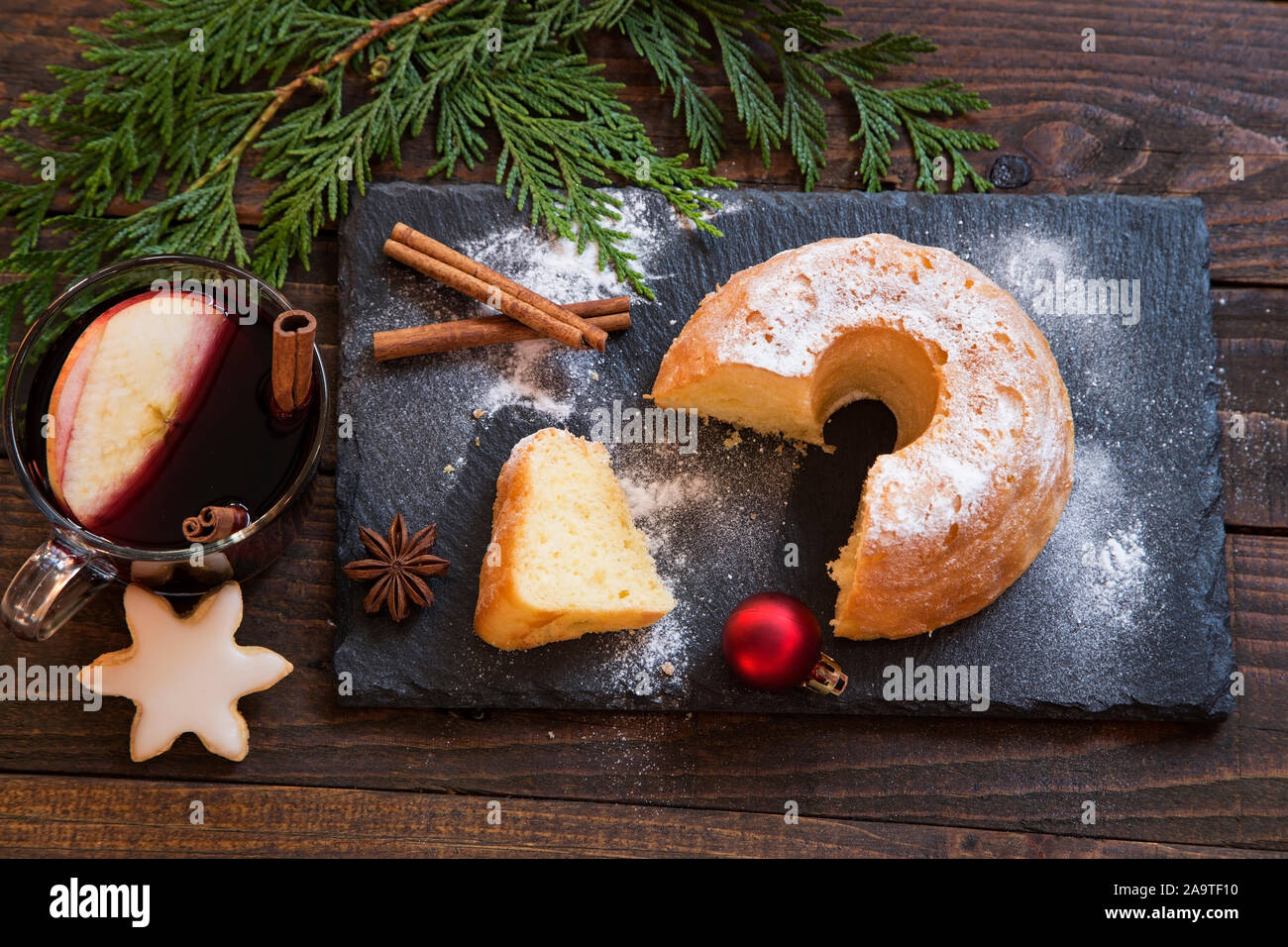 Christmas Cake auf Granit board mit Dekoration Stockfoto