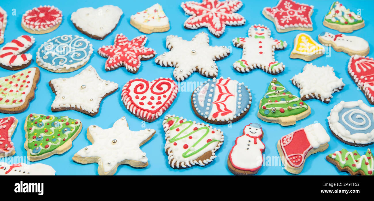 Gingerbread Cookies auf blauem Hintergrund Stockfoto