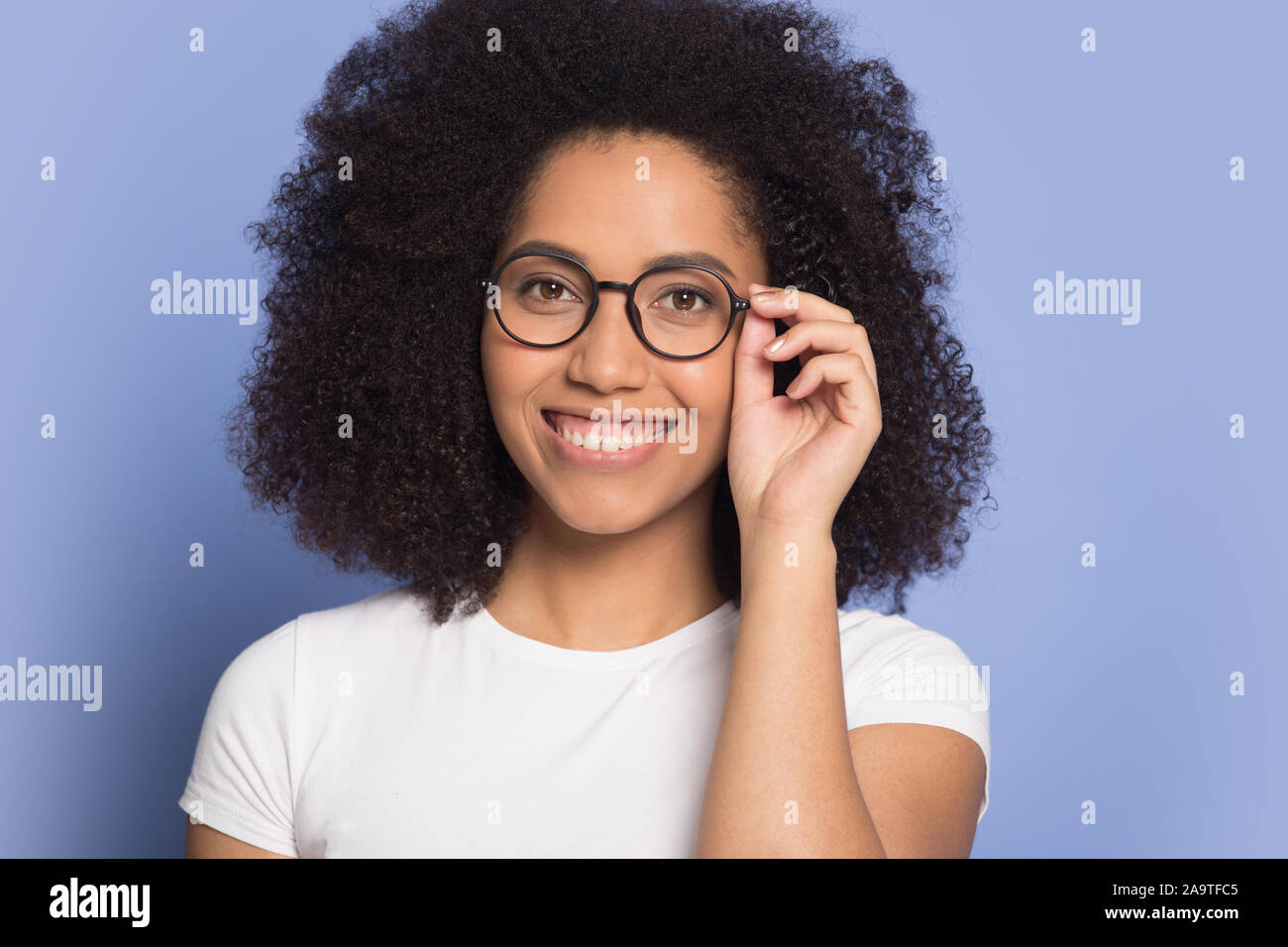 Kopf geschossen Porträt Lächeln Afrikanische amerikanische Mädchen mit Brille Stockfoto