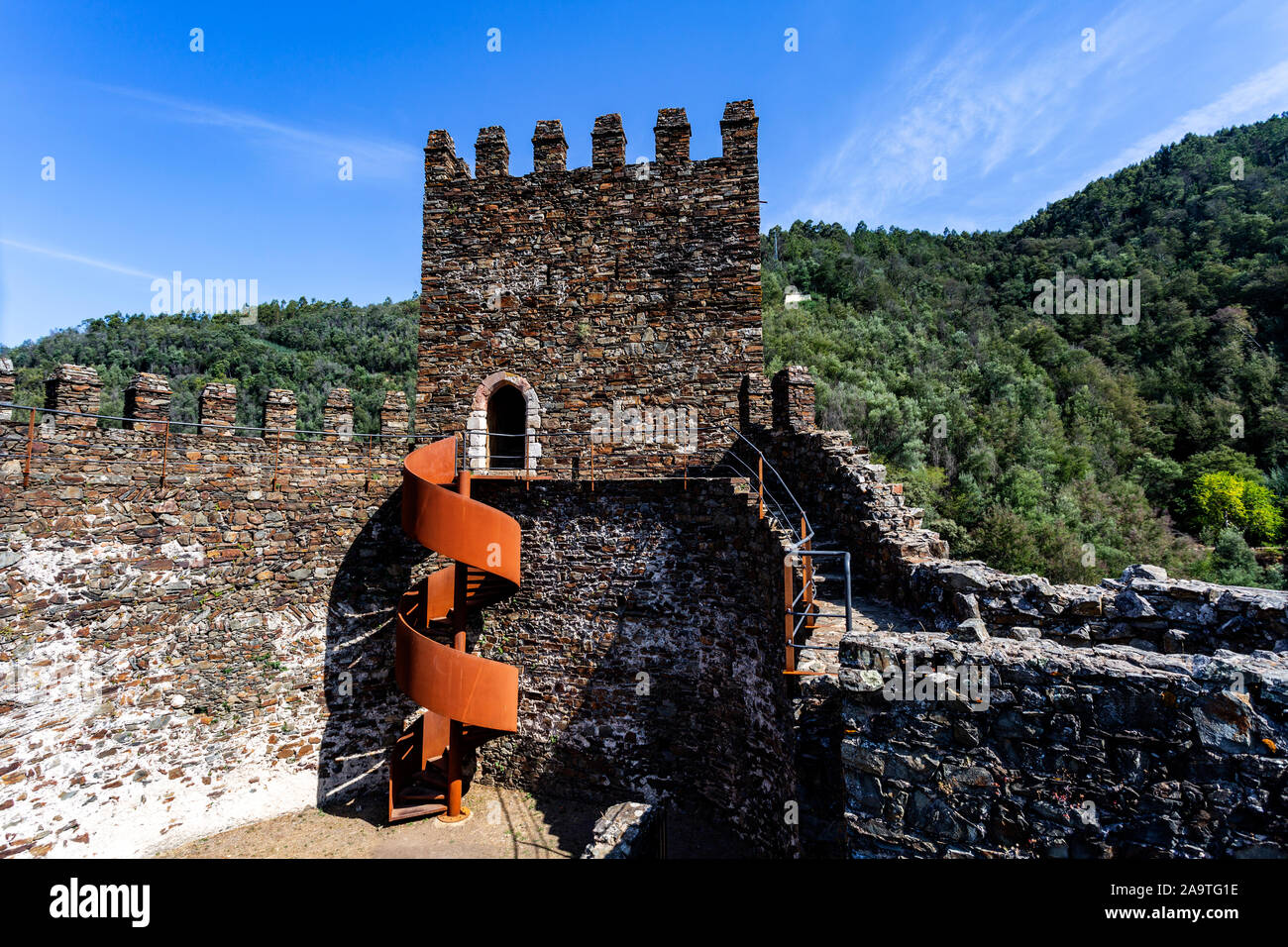 Modernen metallischen Wendeltreppe Zugriff auf die Gotische Sandstein Tür am Gehweg Ebene der romanischen Burg von Lousa, in der Nähe von Coimbra, Portugal Stockfoto