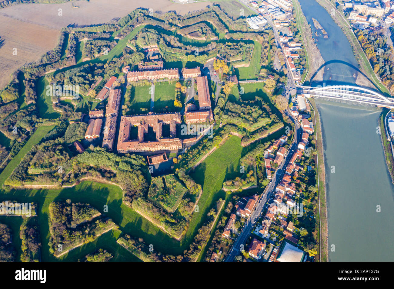 Luftaufnahme von Wänden und Bastionen der modernes 6-Sterne Sechseck geformt fort Cittadella von Alessandria auf kurvenreichen Fluss Tanaro. Piemont, Italien. Brücke Po Stockfoto