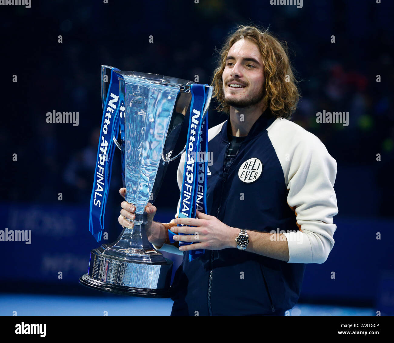 LONDON, VEREINIGTES KÖNIGREICH. NOVEMBER 17 Stefanos Tsitsipas (GRE) mit Trophäe während in Aktion während Singles Championship Finale Dominic Thiem (AUT) gegen Stefanos Tsitsipas (GRE) International Tennis - Nitto ATP World Tour Finals Tag 8 - Dienstag, 17. November 2019 - O2 Arena - London Credit: Aktion Foto Sport/Alamy leben Nachrichten Stockfoto