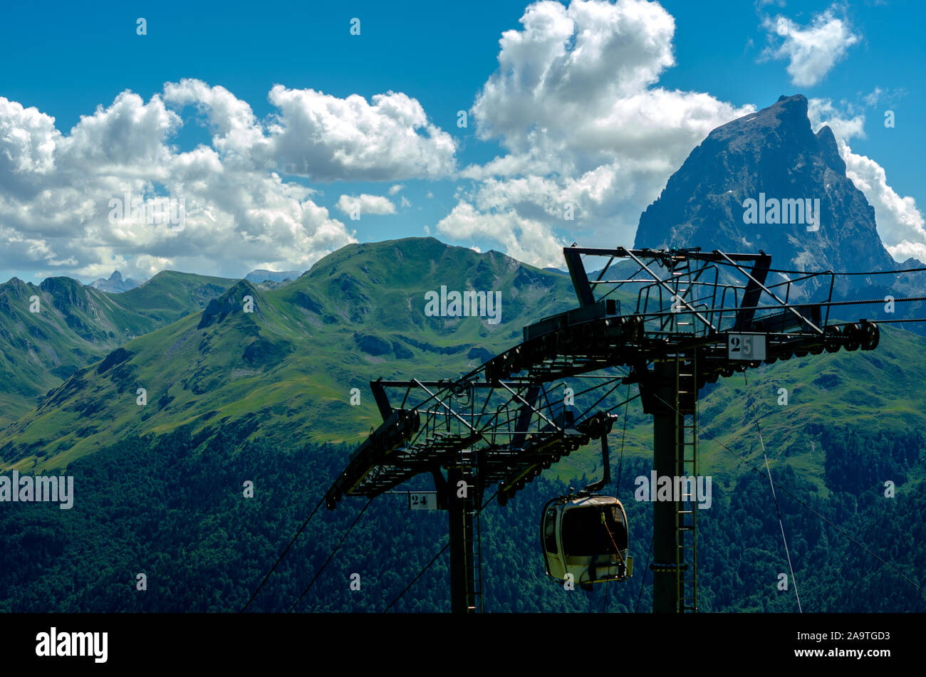 Schön dramatischen Landschaft einer Seilbahn, die in der Nähe des Pic du Midi Berg in den Pyrenäen, Frankreich Stockfoto