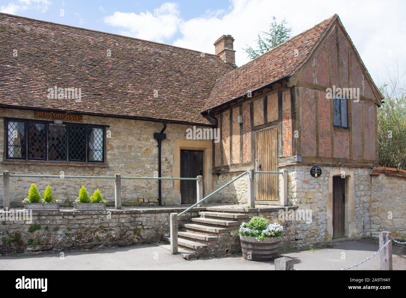 Die Bernard Hall (historisches Rathaus), den oberen Church Street, Cuddington, Buckinghamshire, England, Vereinigtes Königreich Stockfoto