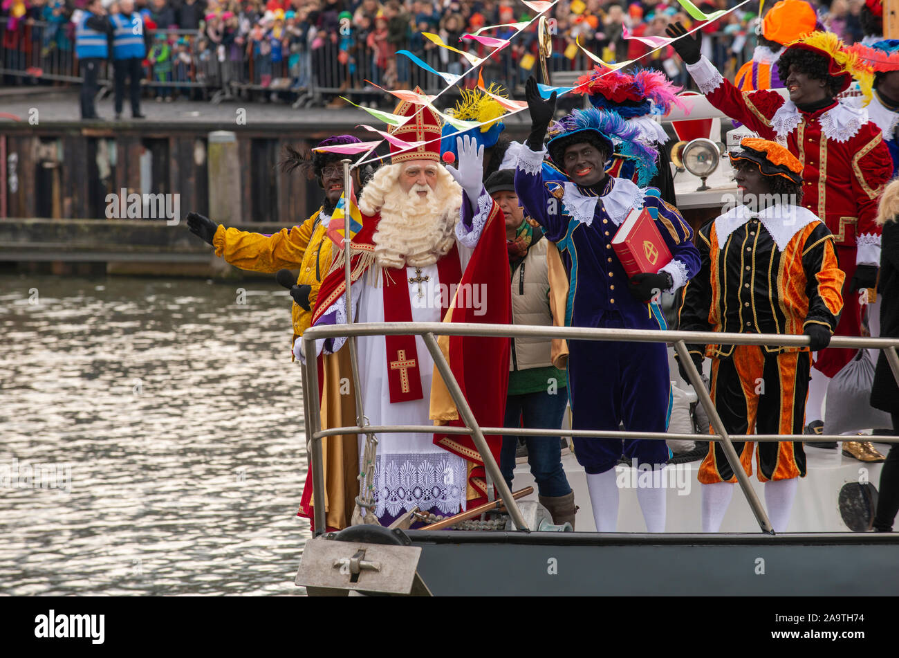 ENSCHEDE, Niederlande - 16.November 2019: Die niederländischen Santa Claus genannt interklaas' ist Begrüßung der Kinder, während er auf einem Boot in einem dutc Stockfoto