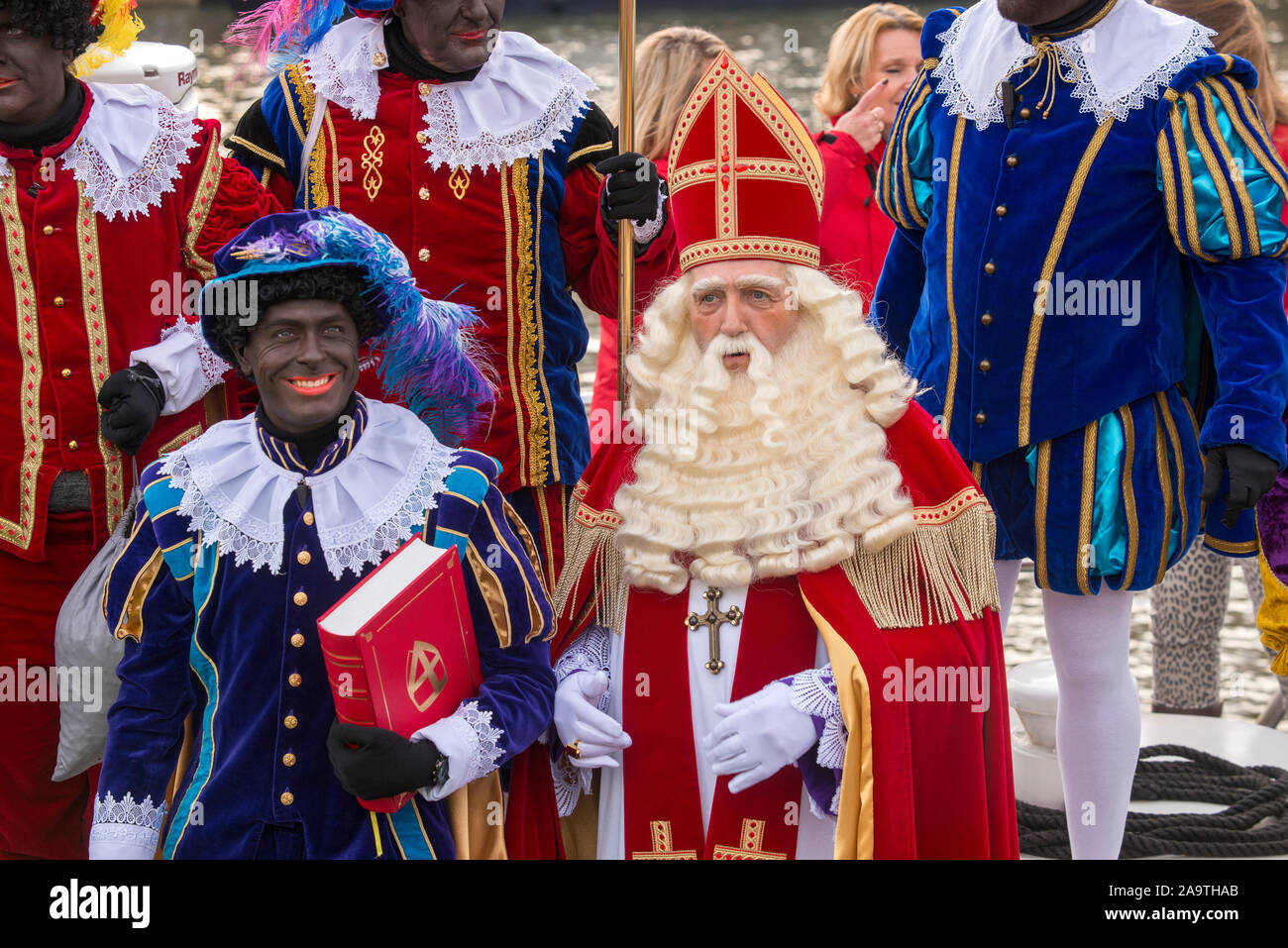 ENSCHEDE, Niederlande - 16.November 2019: Die niederländischen Santa Claus genannt interklaas' ist Begrüßung der Kinder, während er auf einem Boot in einem dutc Stockfoto