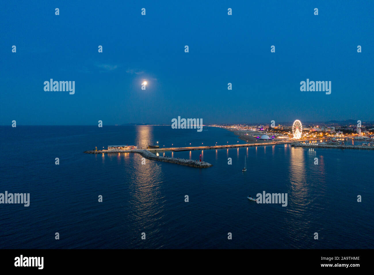 Luftaufnahme von Rimini aus dem Meer mit Vollmond über dem Wasser Stockfoto