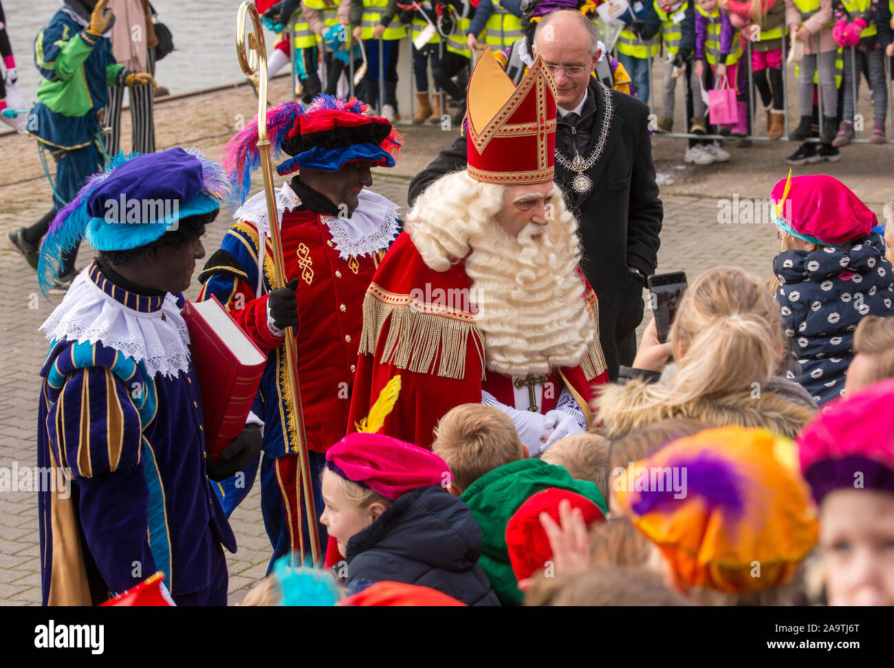 ENSCHEDE, Niederlande - 16.November 2019: Die niederländischen Santa Claus genannt interklaas' ist Begrüßung der Kinder, nachdem er auf einem Boot in einem dutc eingetroffen ist Stockfoto